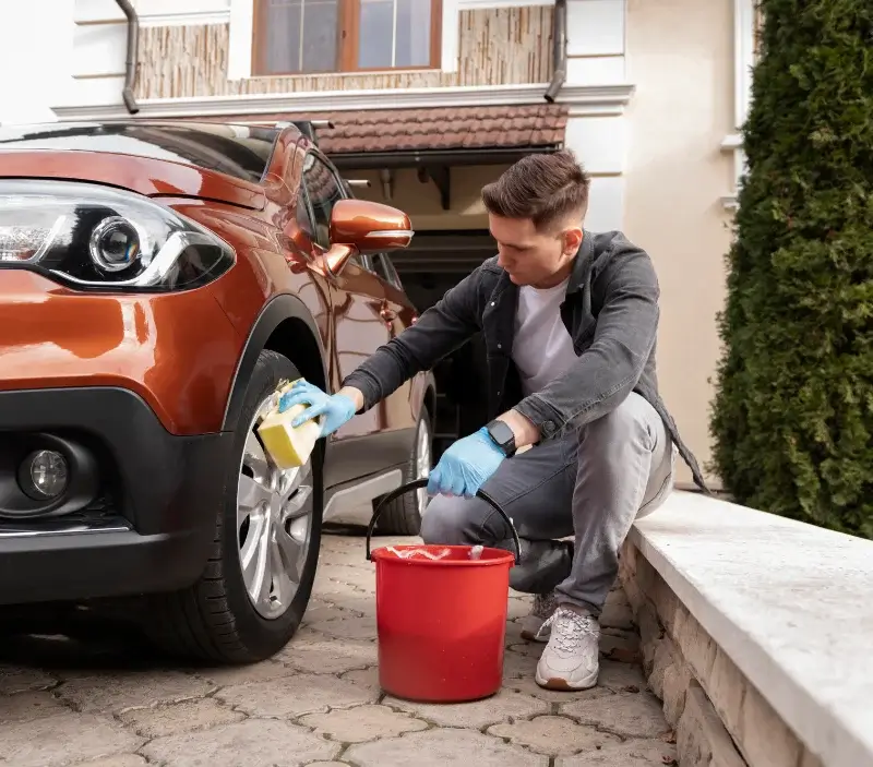 Lavage auto à domicile Gaillon-sur-Montcient : professionnel intervenant sur un véhicule